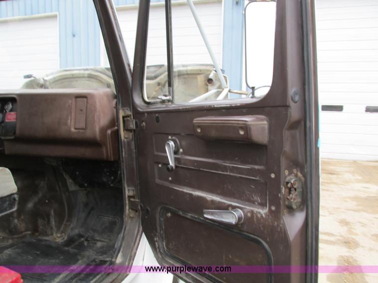 image for item I4211 1989 International 1754 utility truck