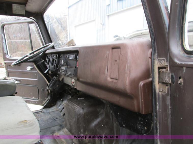 image for item I4211 1989 International 1754 utility truck