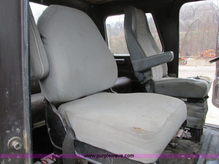 image for item I4211 1989 International 1754 utility truck