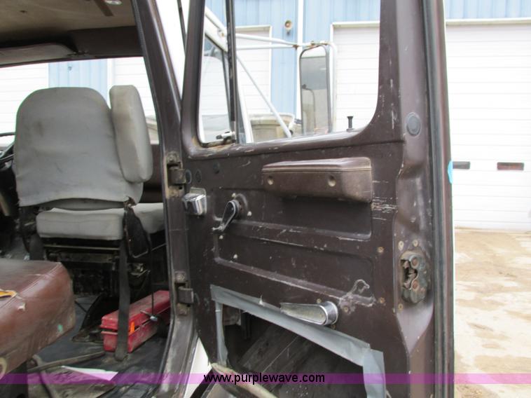 image for item I4211 1989 International 1754 utility truck