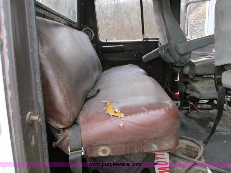 image for item I4211 1989 International 1754 utility truck