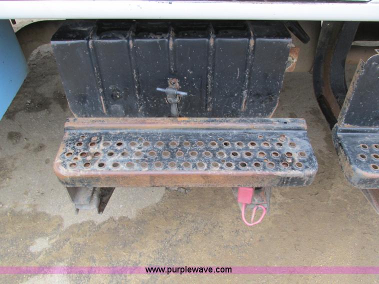 image for item I4211 1989 International 1754 utility truck