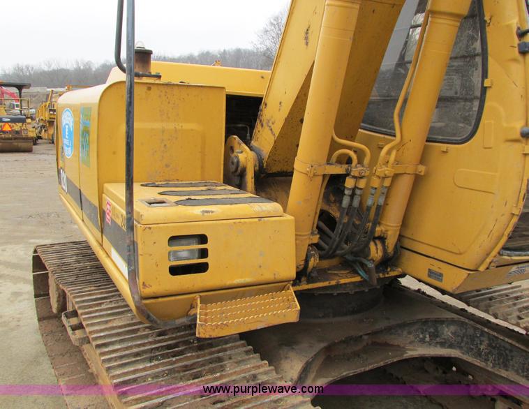 image for item I4212 1998 John Deere 120 excavator