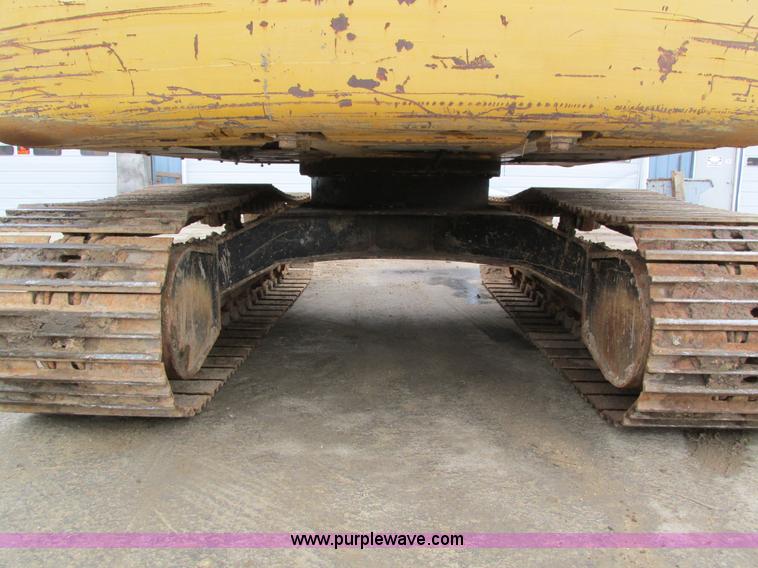 image for item I4212 1998 John Deere 120 excavator