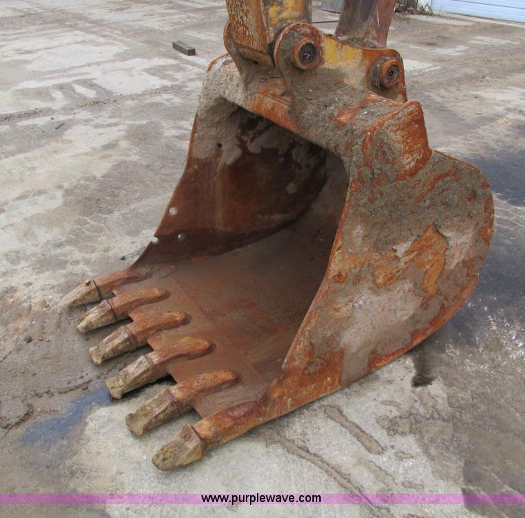 image for item I4212 1998 John Deere 120 excavator