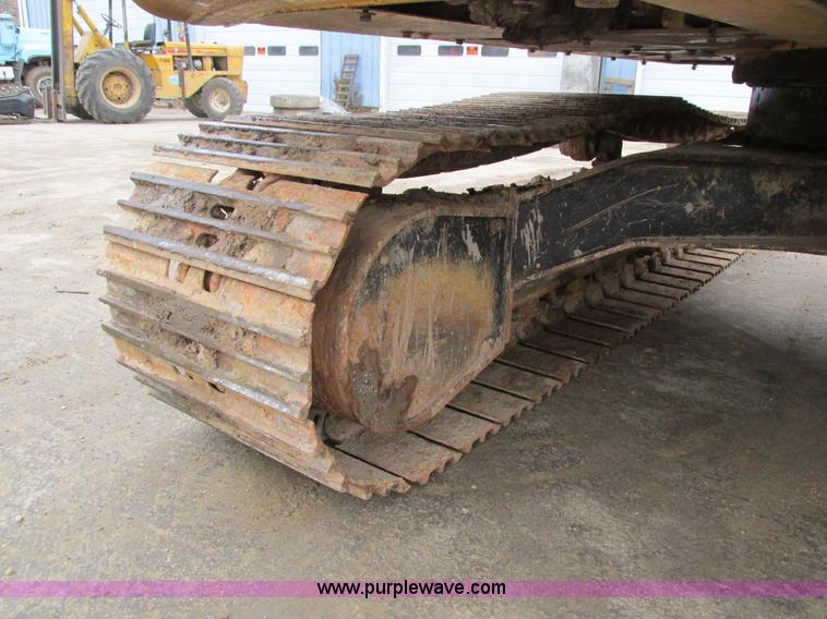 image for item I4212 1998 John Deere 120 excavator