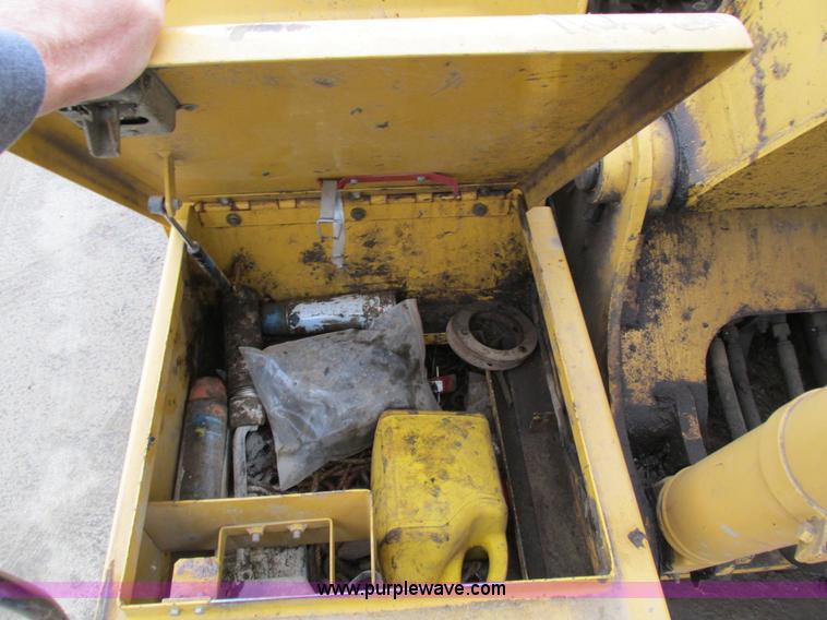 image for item I4212 1998 John Deere 120 excavator