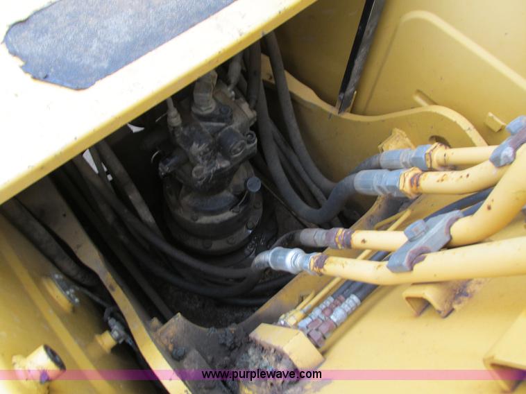 image for item I4212 1998 John Deere 120 excavator