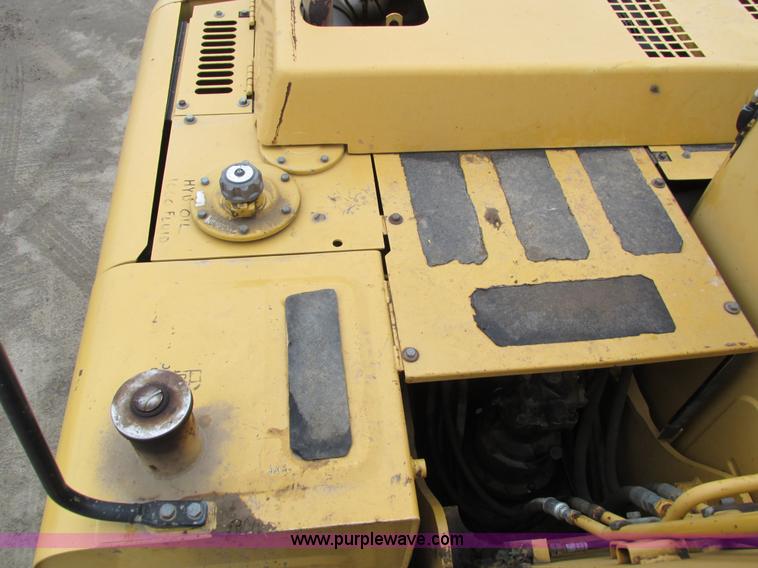 image for item I4212 1998 John Deere 120 excavator