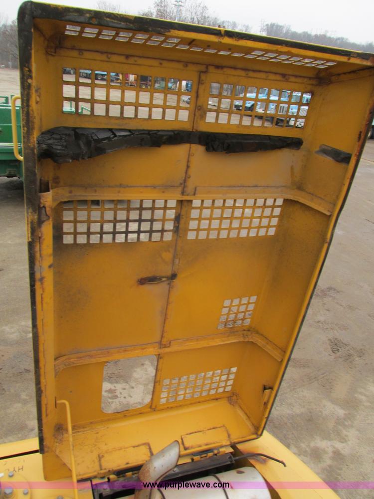 image for item I4212 1998 John Deere 120 excavator