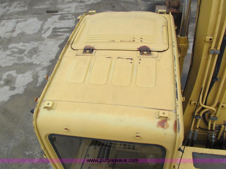 image for item I4212 1998 John Deere 120 excavator