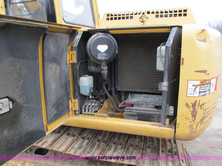 image for item I4212 1998 John Deere 120 excavator