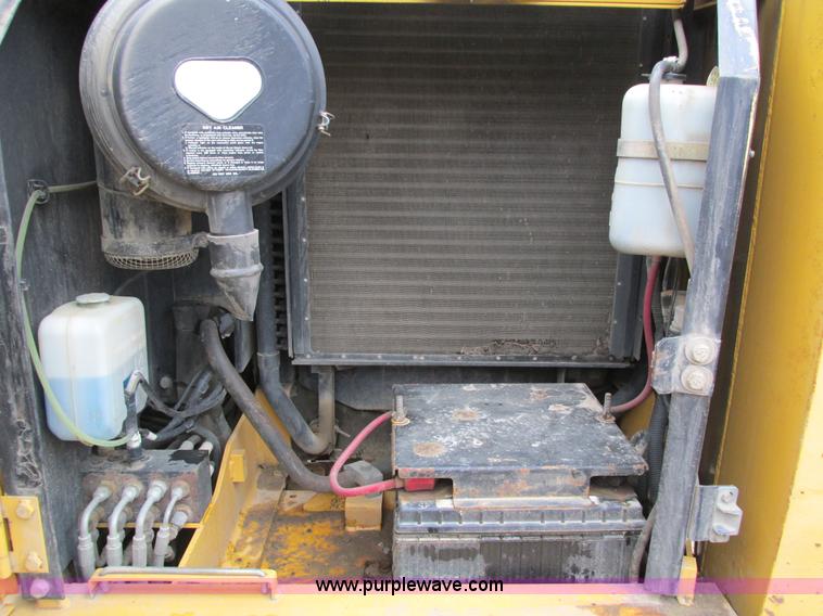 image for item I4212 1998 John Deere 120 excavator