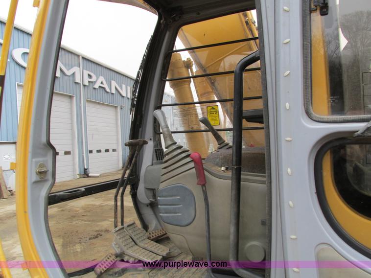 image for item I4212 1998 John Deere 120 excavator