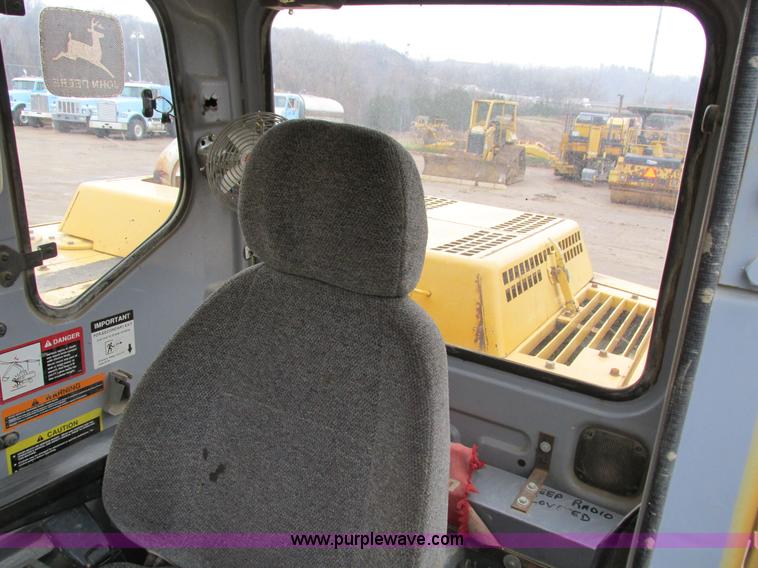 image for item I4212 1998 John Deere 120 excavator