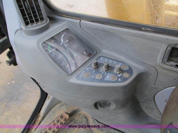 image for item I4212 1998 John Deere 120 excavator