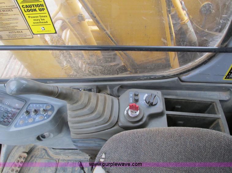 image for item I4212 1998 John Deere 120 excavator