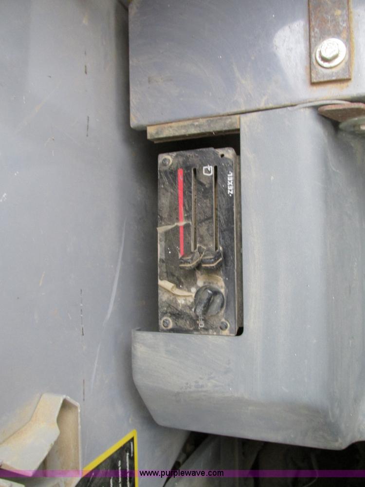 image for item I4212 1998 John Deere 120 excavator