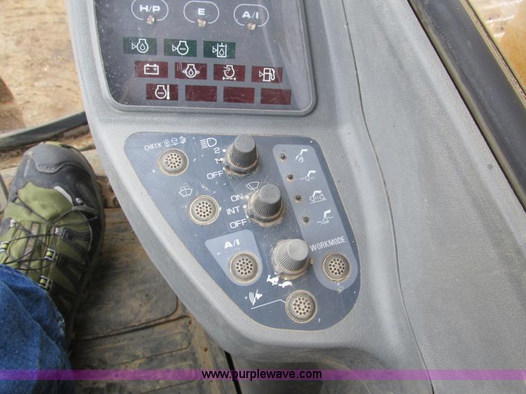 image for item I4212 1998 John Deere 120 excavator