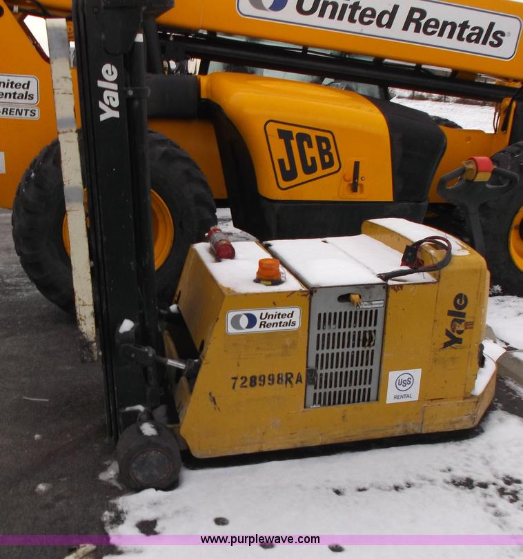 image for item AW9192 2007 Yale MCW040 walk-behind electric forklift