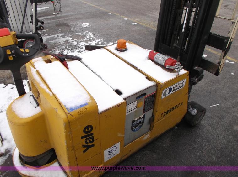 image for item AW9192 2007 Yale MCW040 walk-behind electric forklift