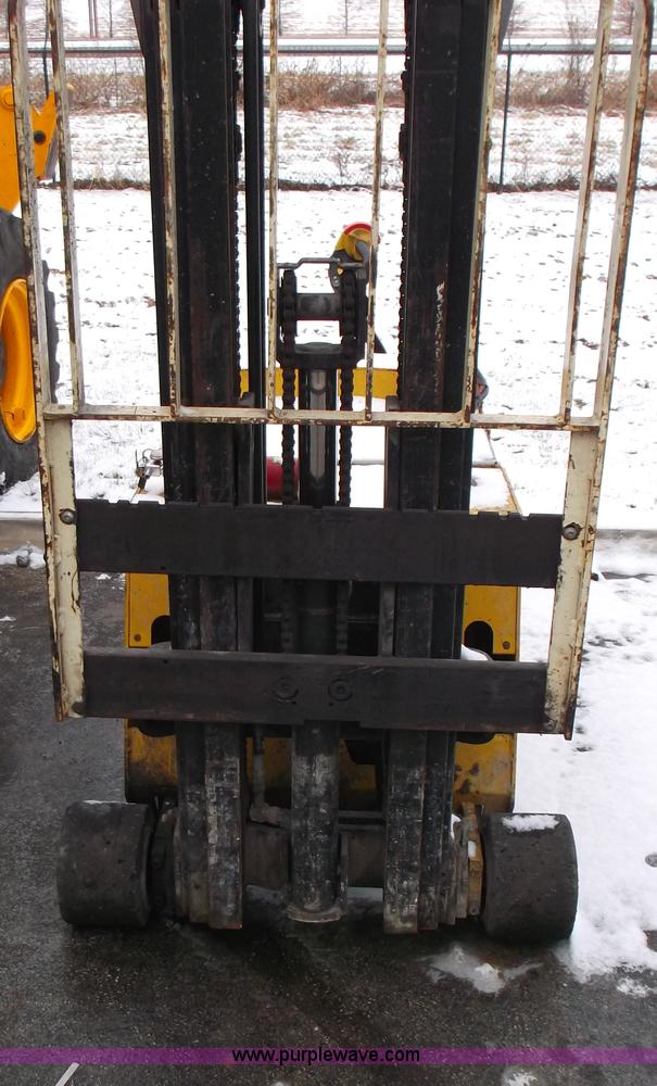 image for item AW9192 2007 Yale MCW040 walk-behind electric forklift