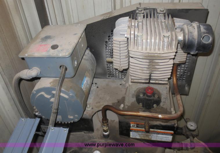 image for item F6746 MI-T-M Corporation air compressor