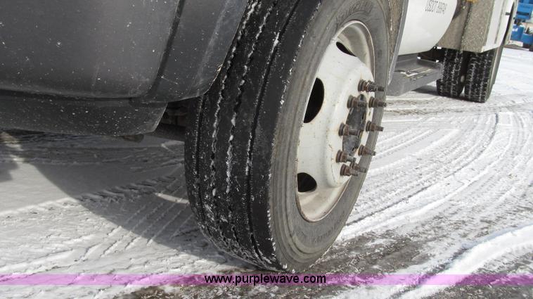 image for item G2214 2006 Ford F550 utility truck