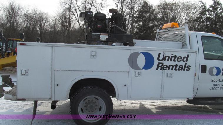 image for item G2214 2006 Ford F550 utility truck