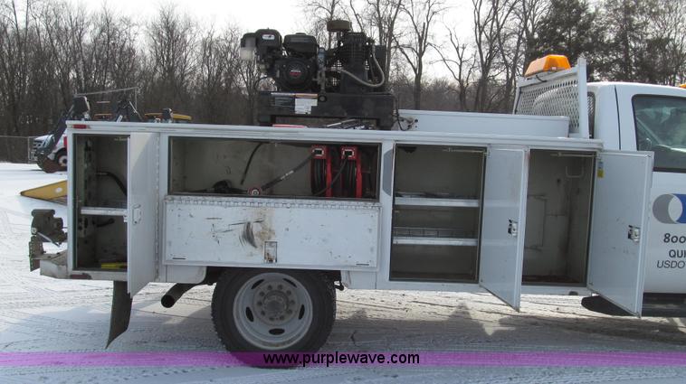 image for item G2214 2006 Ford F550 utility truck