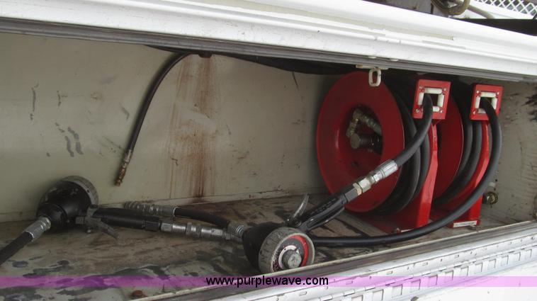 image for item G2214 2006 Ford F550 utility truck