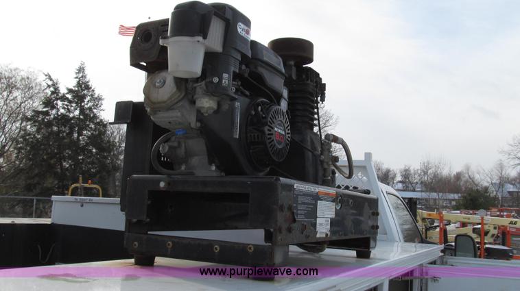 image for item G2214 2006 Ford F550 utility truck