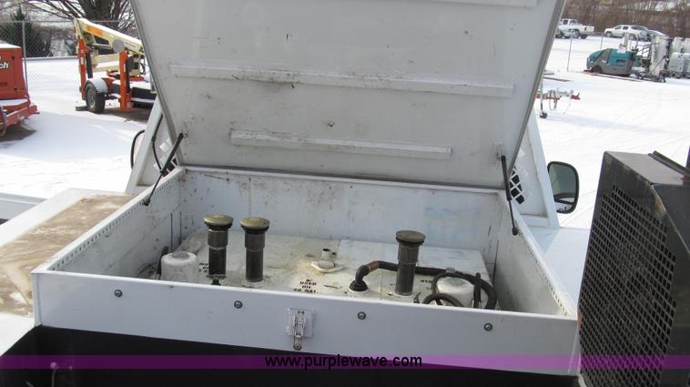 image for item G2214 2006 Ford F550 utility truck