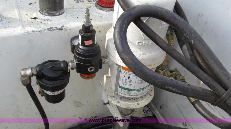 image for item G2214 2006 Ford F550 utility truck