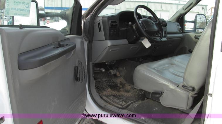 image for item G2214 2006 Ford F550 utility truck
