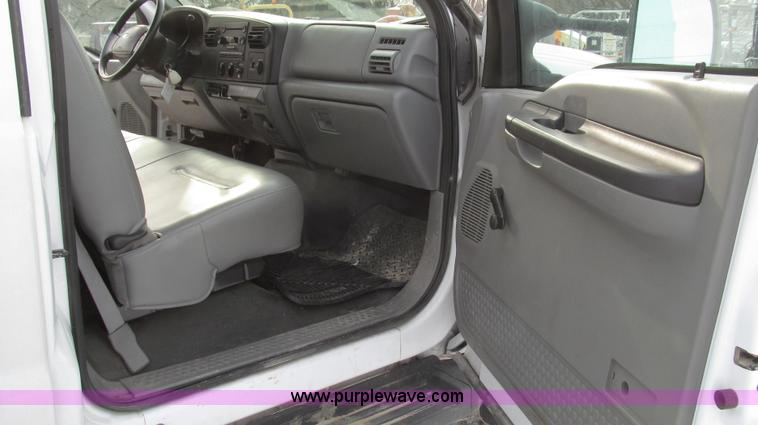 image for item G2214 2006 Ford F550 utility truck