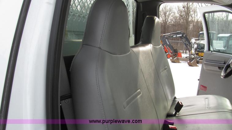 image for item G2214 2006 Ford F550 utility truck