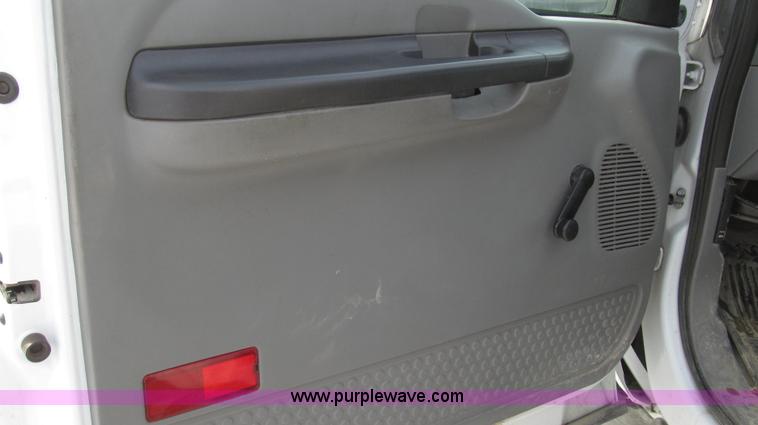image for item G2214 2006 Ford F550 utility truck
