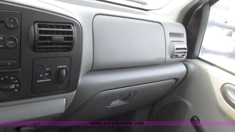 image for item G2214 2006 Ford F550 utility truck