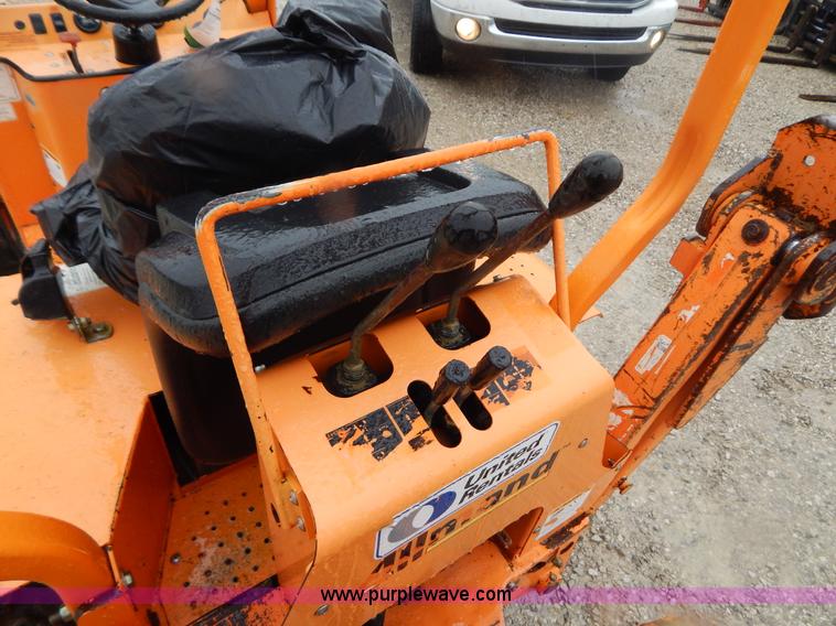 image for item H3913 2007 Almand TLB425ESL compact backhoe