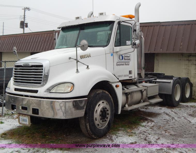 image for item H3915 2006 Freightliner Columbia CL1205T semi truck