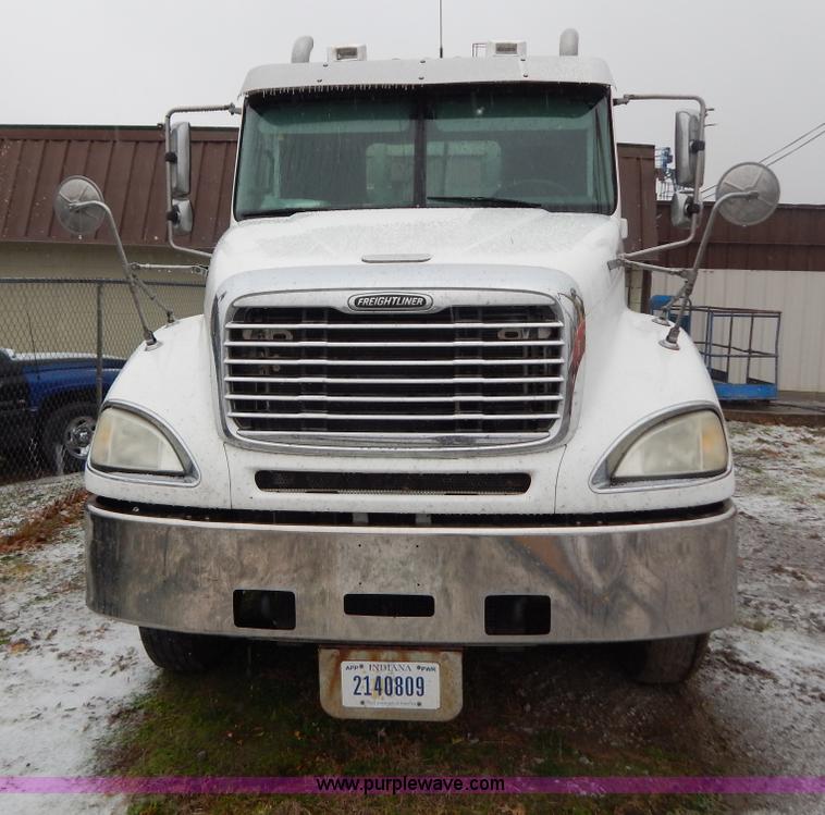 image for item H3915 2006 Freightliner Columbia CL1205T semi truck