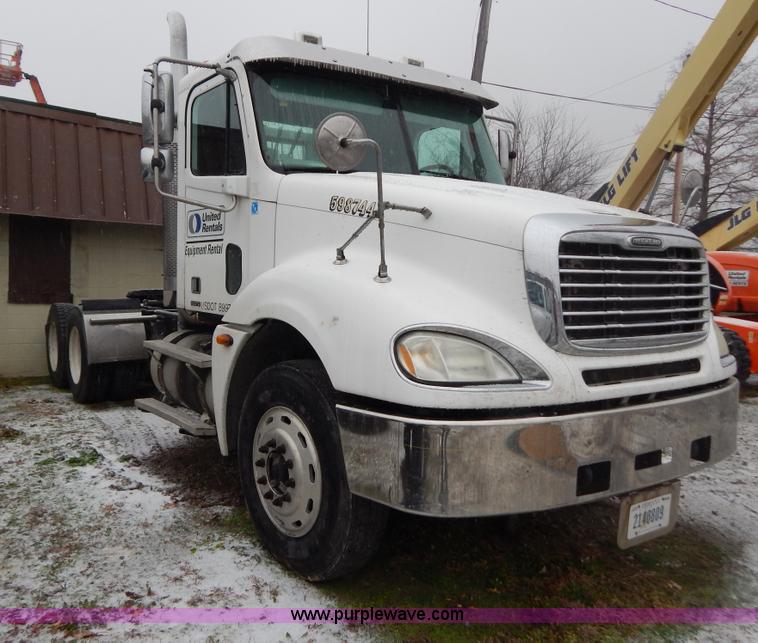 image for item H3915 2006 Freightliner Columbia CL1205T semi truck