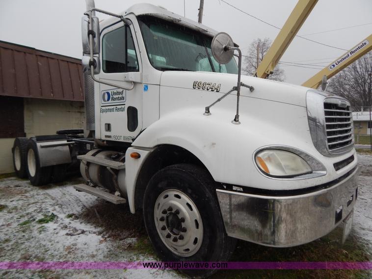 image for item H3915 2006 Freightliner Columbia CL1205T semi truck