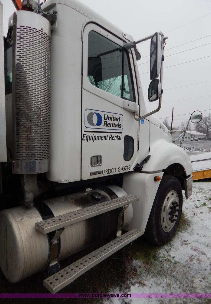 image for item H3915 2006 Freightliner Columbia CL1205T semi truck