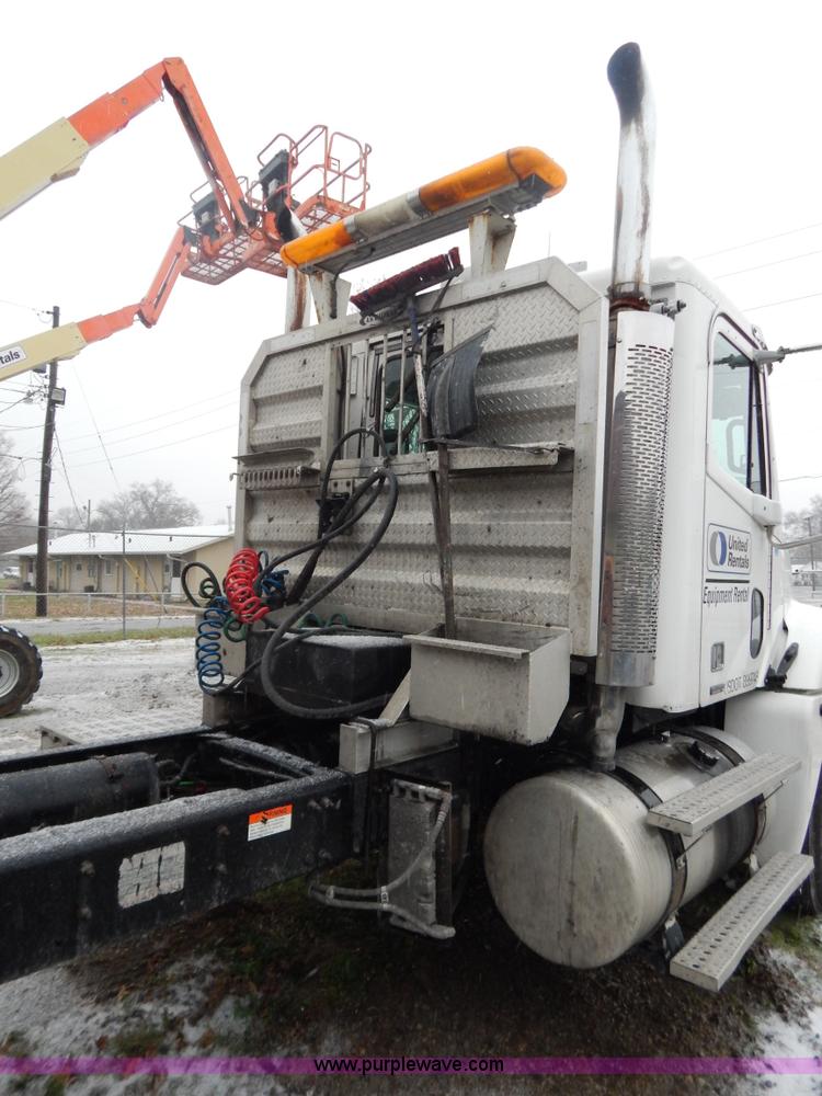 image for item H3915 2006 Freightliner Columbia CL1205T semi truck