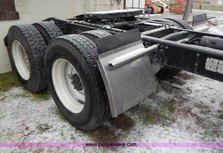 image for item H3915 2006 Freightliner Columbia CL1205T semi truck