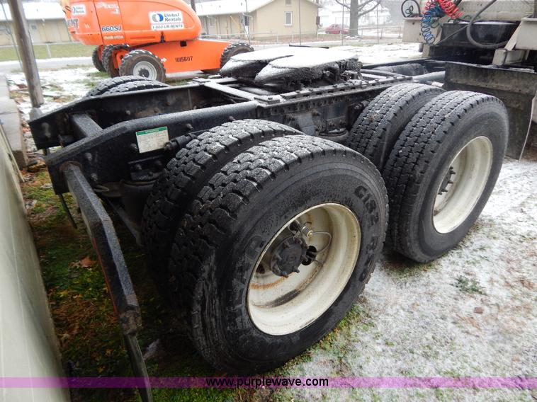 image for item H3915 2006 Freightliner Columbia CL1205T semi truck