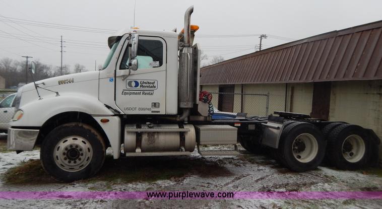 image for item H3915 2006 Freightliner Columbia CL1205T semi truck