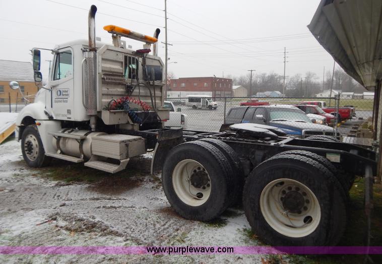 image for item H3915 2006 Freightliner Columbia CL1205T semi truck
